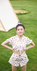 梁洁白底印花樱桃套装短裤清新户外写真美照