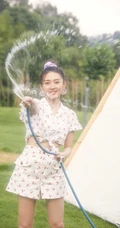 梁洁白底印花樱桃套装短裤清新户外写真美照