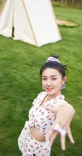 梁洁白底印花樱桃套装短裤清新户外写真美照