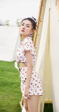 梁洁白底印花樱桃套装短裤清新户外写真美照
