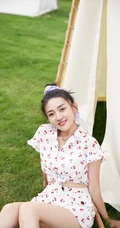 梁洁白底印花樱桃套装短裤清新户外写真美照