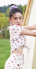 梁洁白底印花樱桃套装短裤清新户外写真美照