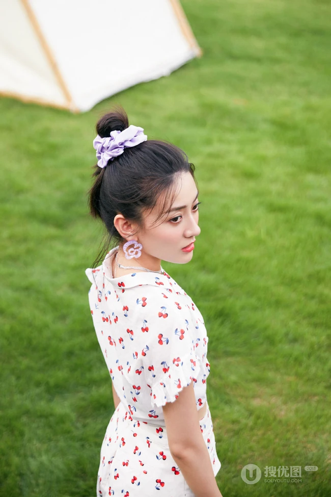 梁洁白底印花樱桃套装短裤清新户外写真美照