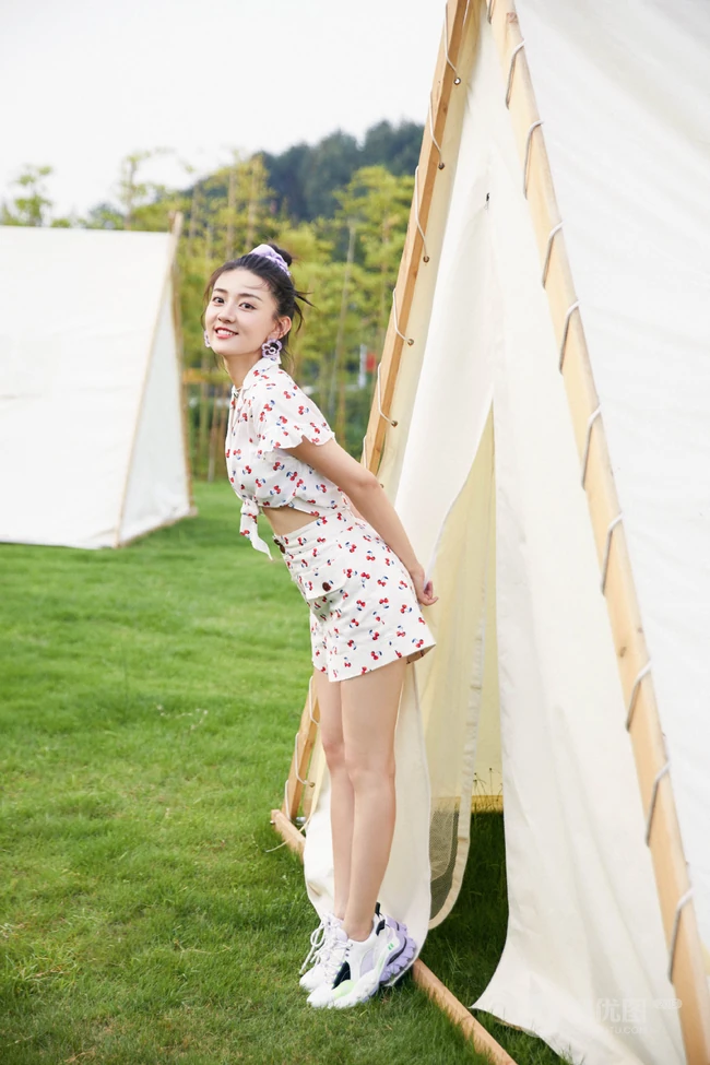 梁洁白底印花樱桃套装短裤清新户外写真美照
