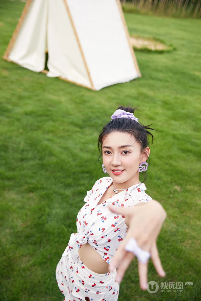 梁洁白底印花樱桃套装短裤清新户外写真美照