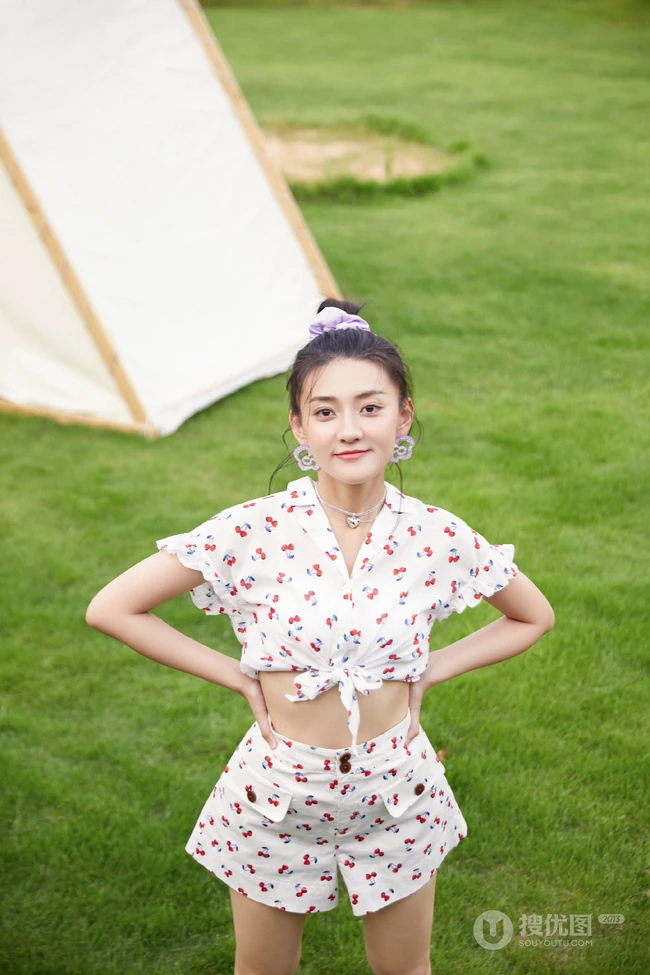 梁洁白底印花樱桃套装短裤清新户外写真美照