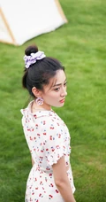 梁洁白底印花樱桃套装短裤清新户外写真美照