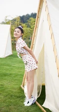 梁洁白底印花樱桃套装短裤清新户外写真美照