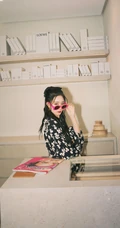 徐艺洋黑底印花三叶草连衣裙现身鞋服，包包店闲逛写真图片