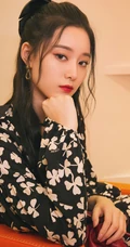 徐艺洋黑底印花三叶草连衣裙现身鞋服，包包店闲逛写真图片