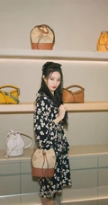 徐艺洋黑底印花三叶草连衣裙现身鞋服，包包店闲逛写真图片