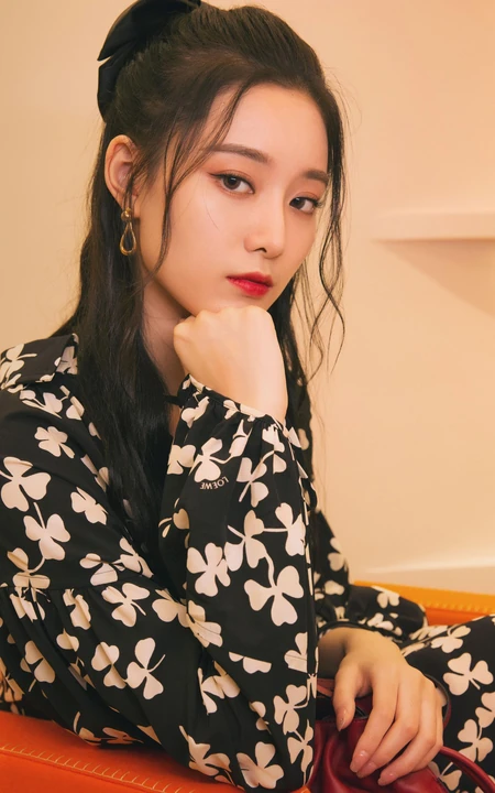 徐艺洋黑底印花三叶草连衣裙现身鞋服，包包店闲逛写真图片