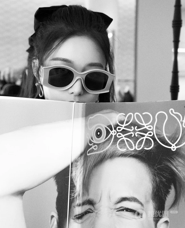 徐艺洋黑底印花三叶草连衣裙现身鞋服，包包店闲逛写真图片