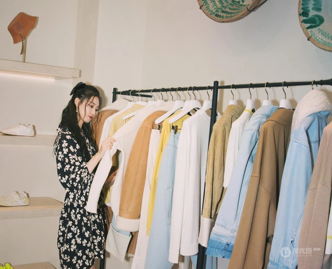 徐艺洋黑底印花三叶草连衣裙现身鞋服，包包店闲逛写真图片