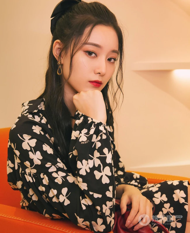 徐艺洋黑底印花三叶草连衣裙现身鞋服，包包店闲逛写真图片