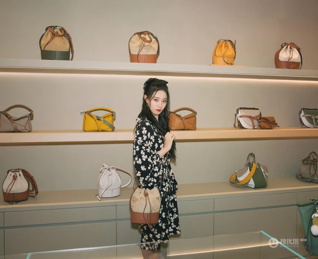 徐艺洋黑底印花三叶草连衣裙现身鞋服，包包店闲逛写真图片