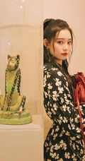 徐艺洋黑底印花三叶草连衣裙现身鞋服，包包店闲逛写真图片
