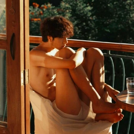 暖色背景真人帅哥渣男专用头像，酷帅，侧脸，肌肉男，气质男生头像图片