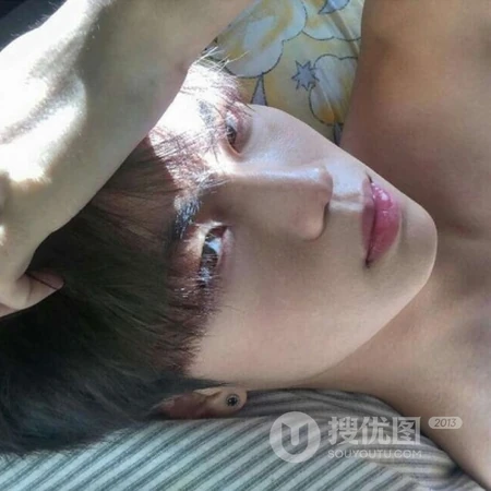 暖色背景真人帅哥渣男专用头像，酷帅，侧脸，肌肉男，气质男生头像图片