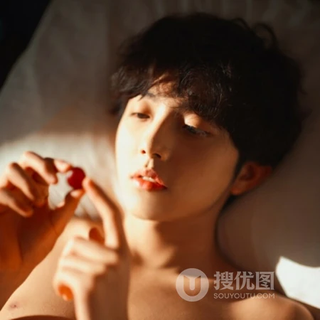 暖色背景真人帅哥渣男专用头像，酷帅，侧脸，肌肉男，气质男生头像图片