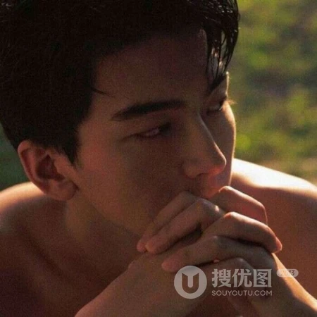 暖色背景真人帅哥渣男专用头像，酷帅，侧脸，肌肉男，气质男生头像图片