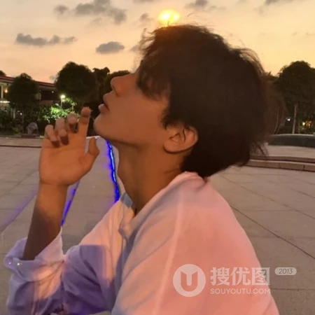 暖色背景真人帅哥渣男专用头像，酷帅，侧脸，肌肉男，气质男生头像图片