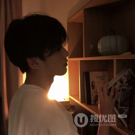 暖色背景真人帅哥渣男专用头像，酷帅，侧脸，肌肉男，气质男生头像图片
