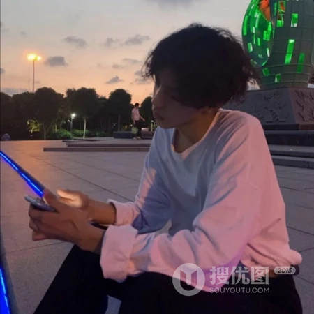 暖色背景真人帅哥渣男专用头像，酷帅，侧脸，肌肉男，气质男生头像图片