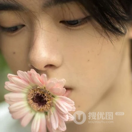 暖色背景真人帅哥渣男专用头像，酷帅，侧脸，肌肉男，气质男生头像图片