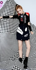 硬糖少女303成员扎马尾，穿紧身衣酷感套装，又飒又美宣传写真