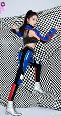 硬糖少女303成员扎马尾，穿紧身衣酷感套装，又飒又美宣传写真