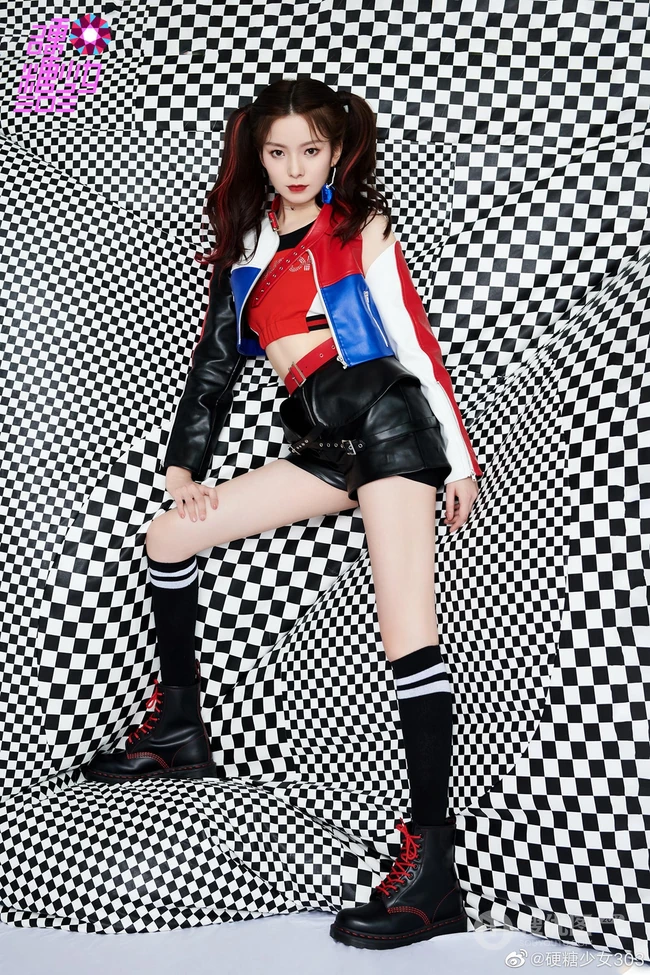 硬糖少女303成员扎马尾，穿紧身衣酷感套装，又飒又美宣传写真
