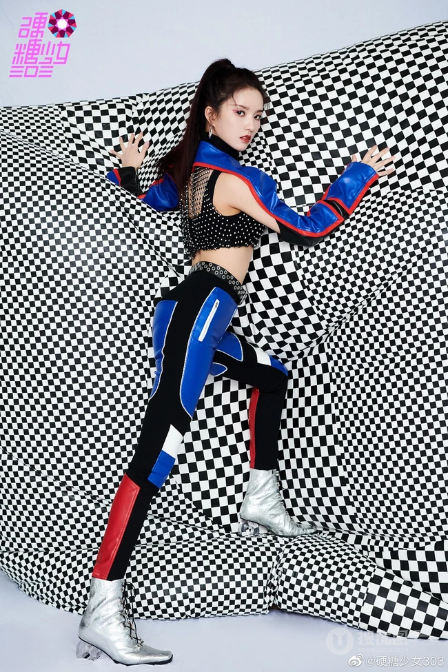 硬糖少女303成员扎马尾，穿紧身衣酷感套装，又飒又美宣传写真