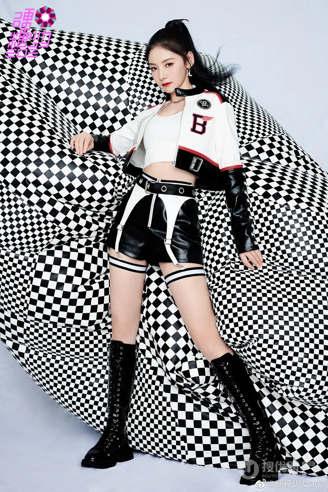 硬糖少女303成员扎马尾，穿紧身衣酷感套装，又飒又美宣传写真
