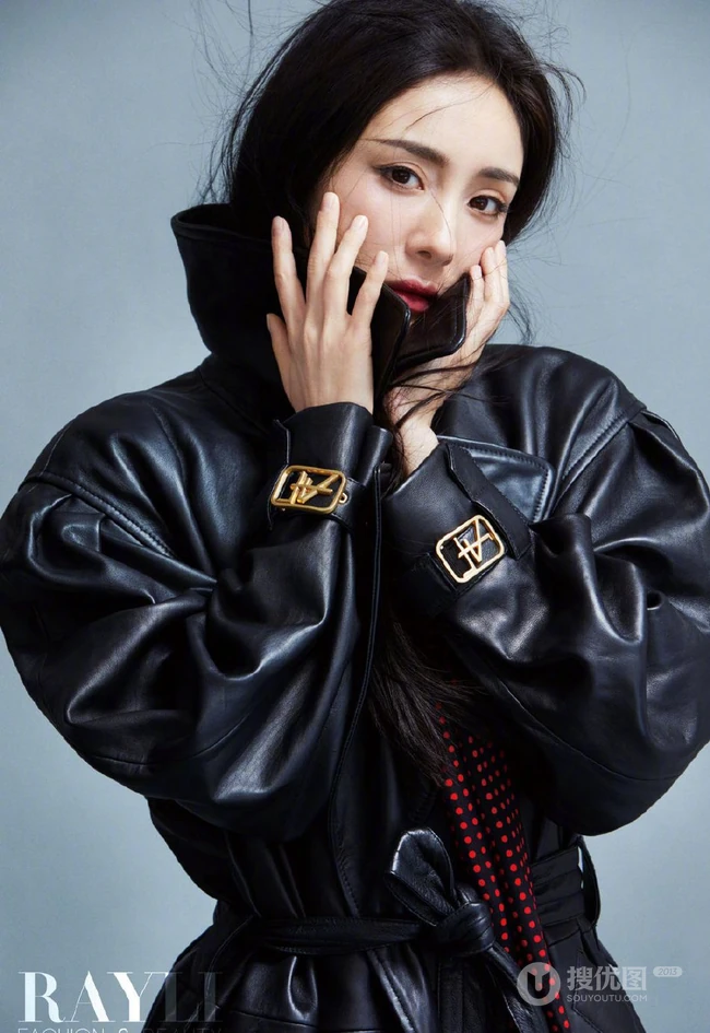 杨幂超燃气质写真，多套时尚，时髦服饰装扮登某杂志写真图集