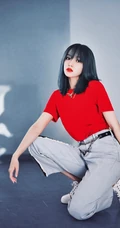 天生高冷气质女星程潇休闲红衣，牛仔裤，小白鞋柔美写真图片