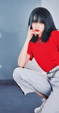 天生高冷气质女星程潇休闲红衣，牛仔裤，小白鞋柔美写真图片