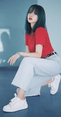 天生高冷气质女星程潇休闲红衣，牛仔裤，小白鞋柔美写真图片