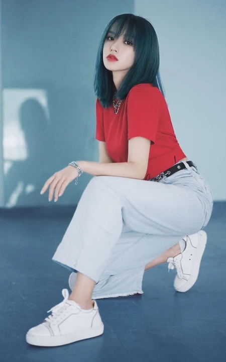 天生高冷气质女星程潇休闲红衣，牛仔裤，小白鞋柔美写真图片