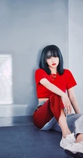 天生高冷气质女星程潇休闲红衣，牛仔裤，小白鞋柔美写真图片