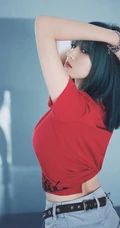 天生高冷气质女星程潇休闲红衣，牛仔裤，小白鞋柔美写真图片