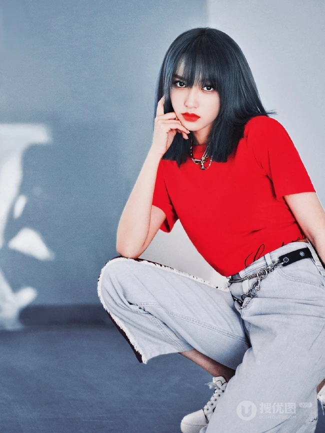 天生高冷气质女星程潇休闲红衣，牛仔裤，小白鞋柔美写真图片