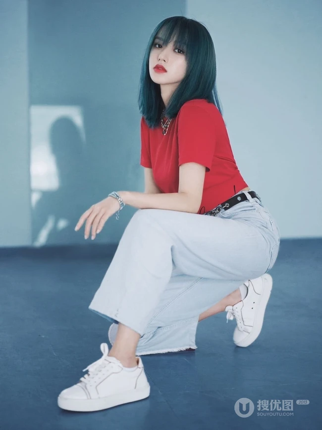 天生高冷气质女星程潇休闲红衣，牛仔裤，小白鞋柔美写真图片