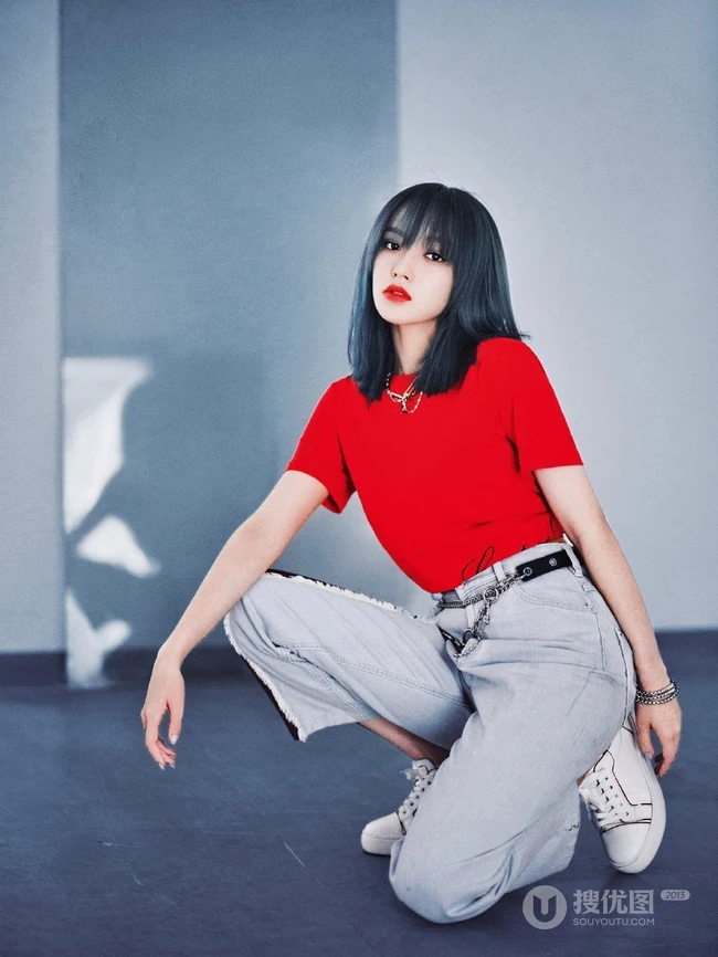 天生高冷气质女星程潇休闲红衣，牛仔裤，小白鞋柔美写真图片
