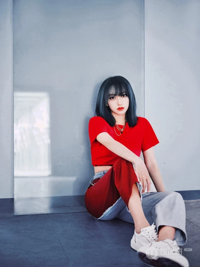 天生高冷气质女星程潇休闲红衣，牛仔裤，小白鞋柔美写真图片
