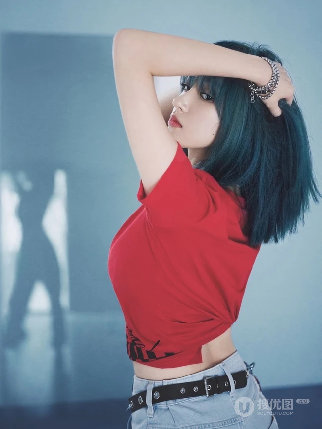 天生高冷气质女星程潇休闲红衣，牛仔裤，小白鞋柔美写真图片
