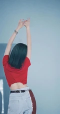 天生高冷气质女星程潇休闲红衣，牛仔裤，小白鞋柔美写真图片