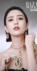 佟丽娅大背梳发型登杂志写真，多套服饰诠释柔美气质优雅女人气质