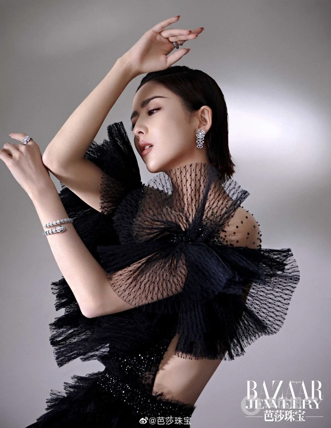 佟丽娅大背梳发型登杂志写真，多套服饰诠释柔美气质优雅女人气质