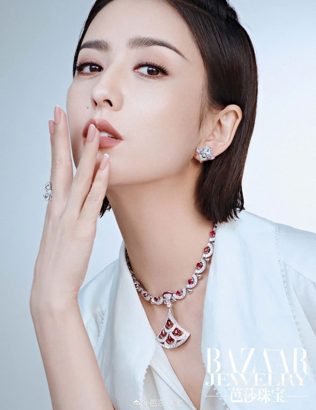 佟丽娅大背梳发型登杂志写真，多套服饰诠释柔美气质优雅女人气质